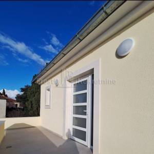 PETRČANE- MEDITERANSKA KUĆA S BAZENOM 70m od mora