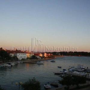 PETRČANE - Objekat od 651 m2 (netto) - PRVI RED DO MORA