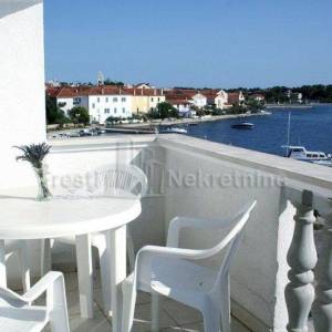 PETRČANE - Objekat od 651 m2 (netto) - PRVI RED DO MORA