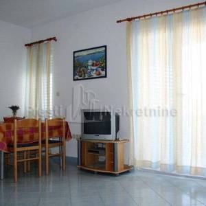 PETRČANE - Objekat od 651 m2 (netto) - PRVI RED DO MORA