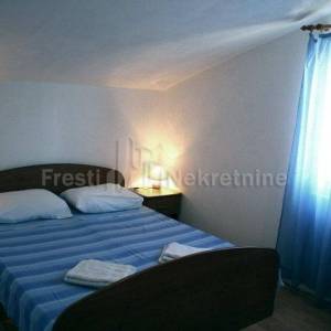 PETRČANE - Objekat od 651 m2 (netto) - PRVI RED DO MORA