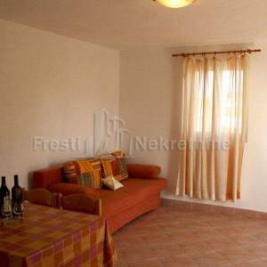 PETRČANE - Objekat od 651 m2 (netto) - PRVI RED DO MORA