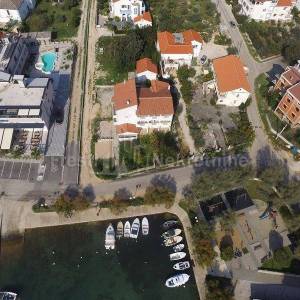 PETRČANE - Objekat od 651 m2 (netto) - PRVI RED DO MORA