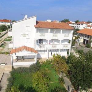 PETRČANE - Objekat od 651 m2 (netto) - PRVI RED DO MORA