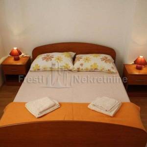 PETRČANE - Objekat od 651 m2 (netto) - PRVI RED DO MORA