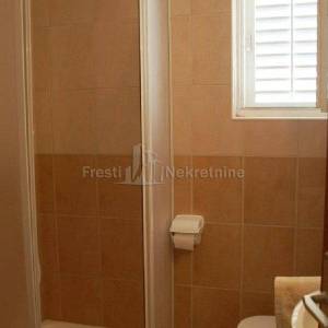 PETRČANE - Objekat od 651 m2 (netto) - PRVI RED DO MORA