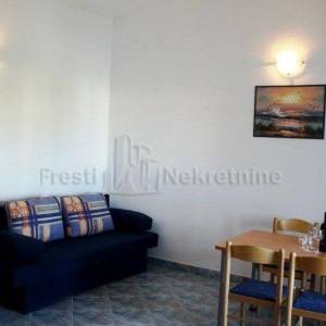 PETRČANE - Objekat od 651 m2 (netto) - PRVI RED DO MORA