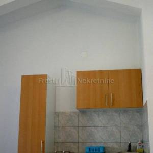 PETRČANE - Objekat od 651 m2 (netto) - PRVI RED DO MORA