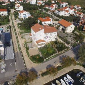 PETRČANE - Objekat od 651 m2 (netto) - PRVI RED DO MORA