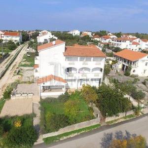 PETRČANE - Objekat od 651 m2 (netto) - PRVI RED DO MORA