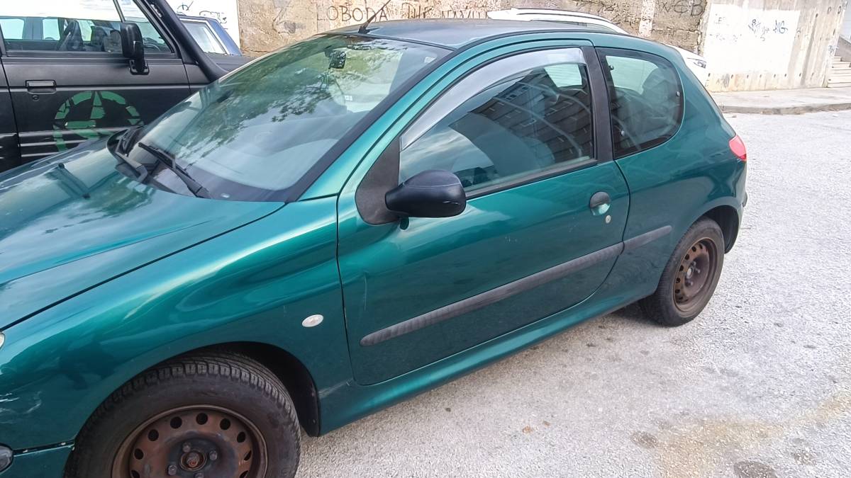 Peugeot 206 1.1 i 155000 km klima servo bez hrđe