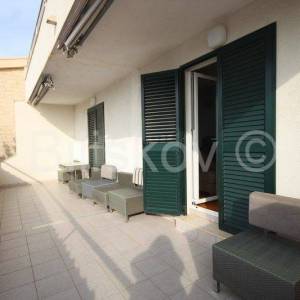 Podstrana 1 red uz more kuća sa više stambenih jedinica