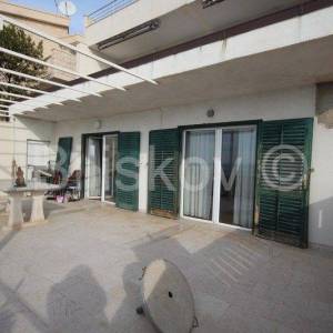 Podstrana 1 red uz more kuća sa više stambenih jedinica