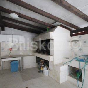 Podstrana 1 red uz more kuća sa više stambenih jedinica