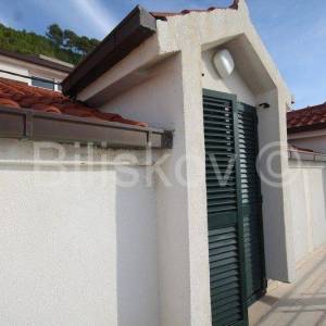 Podstrana 1 red uz more kuća sa više stambenih jedinica