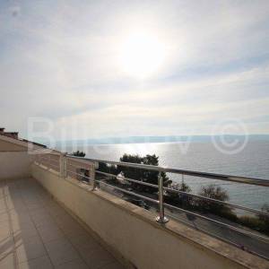 Podstrana 1 red uz more kuća sa više stambenih jedinica