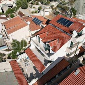 Podstrana 1 red uz more kuća sa više stambenih jedinica