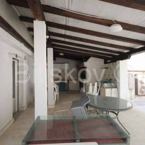 Podstrana 1 red uz more kuća sa više stambenih jedinica