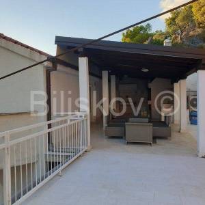 Podstrana 1 red uz more kuća sa više stambenih jedinica