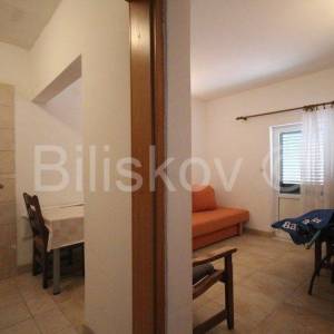 Podstrana 1 red uz more kuća sa više stambenih jedinica