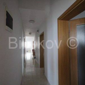 Podstrana 1 red uz more kuća sa više stambenih jedinica