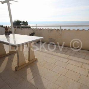 Podstrana 1 red uz more kuća sa više stambenih jedinica