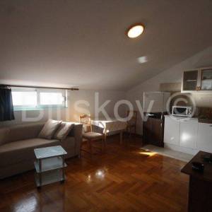 Podstrana 1 red uz more kuća sa više stambenih jedinica