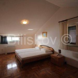 Podstrana 1 red uz more kuća sa više stambenih jedinica