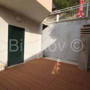 Podstrana 1 red uz more kuća sa više stambenih jedinica