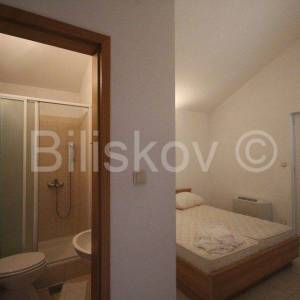 Podstrana 1 red uz more kuća sa više stambenih jedinica