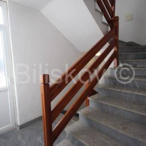 Podstrana 1 red uz more kuća sa više stambenih jedinica