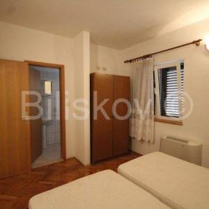 Podstrana 1 red uz more kuća sa više stambenih jedinica