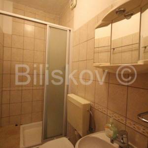 Podstrana 1 red uz more kuća sa više stambenih jedinica