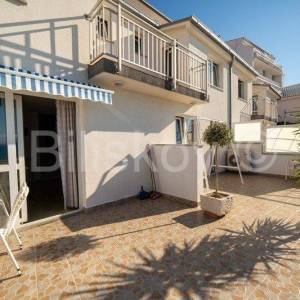 Podstrana, prodaja kuća, 12 jedinica, parking, 1.red