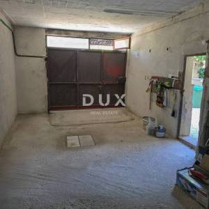 POLAČA, KAKMA - Prostrana kuća s tri stana u mirnom okruženju