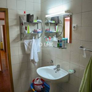 POLAČA, KAKMA - Prostrana kuća s tri stana u mirnom okruženju