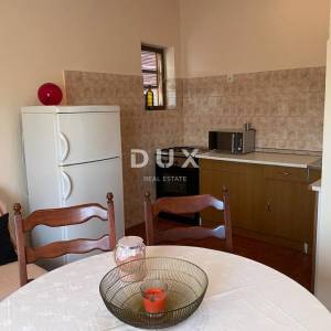 POLAČA, KAKMA - Prostrana kuća s tri stana u mirnom okruženju