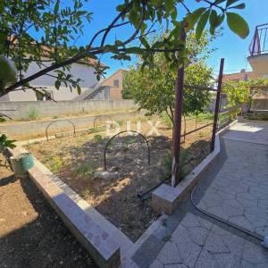 POLAČA, KAKMA - Prostrana kuća s tri stana u mirnom okruženju