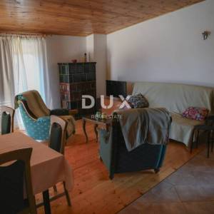 POLAČA, KAKMA - Prostrana kuća s tri stana u mirnom okruženju