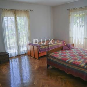 POLAČA, KAKMA - Prostrana kuća s tri stana u mirnom okruženju