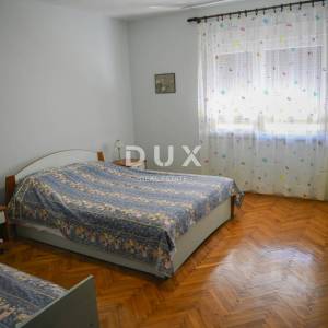 POLAČA, KAKMA - Prostrana kuća s tri stana u mirnom okruženju