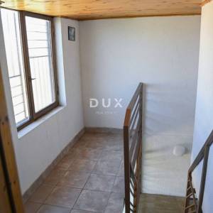 POLAČA, KAKMA - Prostrana kuća s tri stana u mirnom okruženju