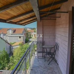 POLAČA, KAKMA - Prostrana kuća s tri stana u mirnom okruženju