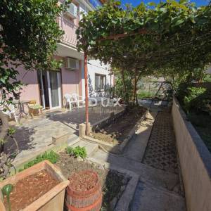 POLAČA, KAKMA - Prostrana kuća s tri stana u mirnom okruženju