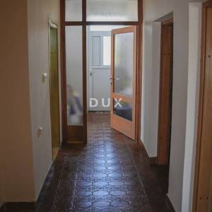 POLAČA, KAKMA - Prostrana kuća s tri stana u mirnom okruženju