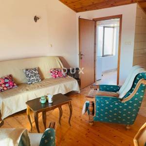 POLAČA, KAKMA - Prostrana kuća s tri stana u mirnom okruženju