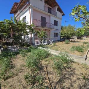 POLAČA, KAKMA - Prostrana kuća s tri stana u mirnom okruženju