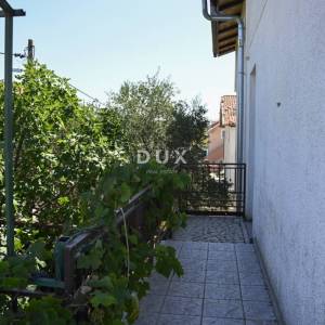 POLAČA, KAKMA - Prostrana kuća s tri stana u mirnom okruženju