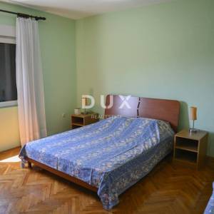 POLAČA, KAKMA - Prostrana kuća s tri stana u mirnom okruženju