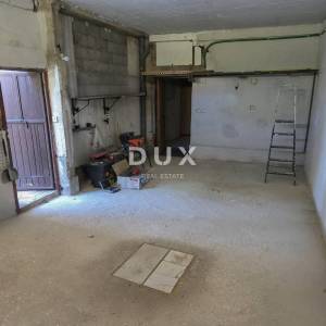 POLAČA, KAKMA - Prostrana kuća s tri stana u mirnom okruženju